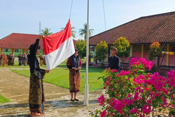 UPACARA PERINGATAN HARI SUMPAH PEMUDA DI SMKN 1 SEKOTONG BERJALAN KHIDMAT DAN PENUH SEMANGAT NASIONALISME